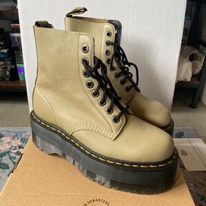 Doc Martens 1460 PASCAL MAX LEATHER PLATFORM BOOTS in Pale Olive Size 8